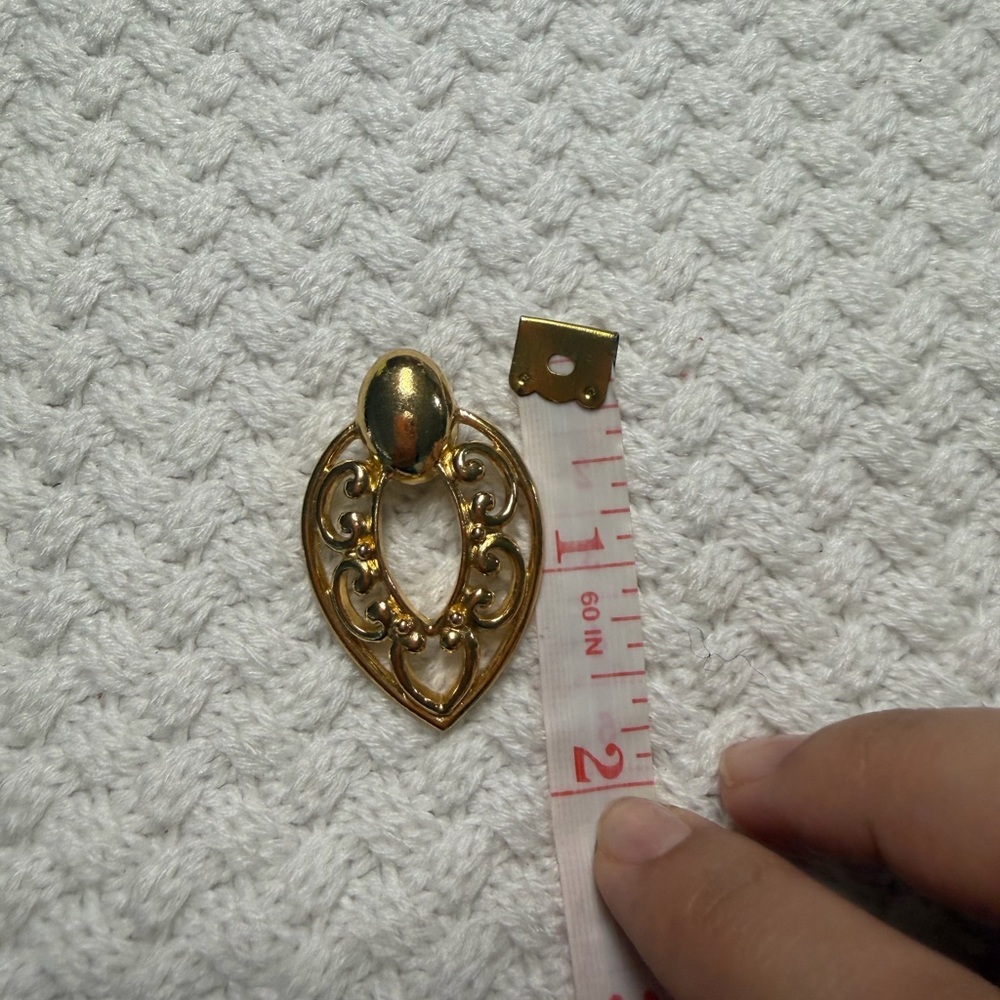 Vintage 1990’s Avon Open Work Gold Tone Earrings - Picture 3 of 3
